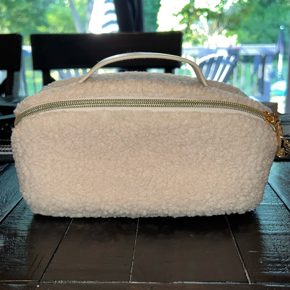 Shiseido teddy makeup bag 🖤 - Picture 4 of 9